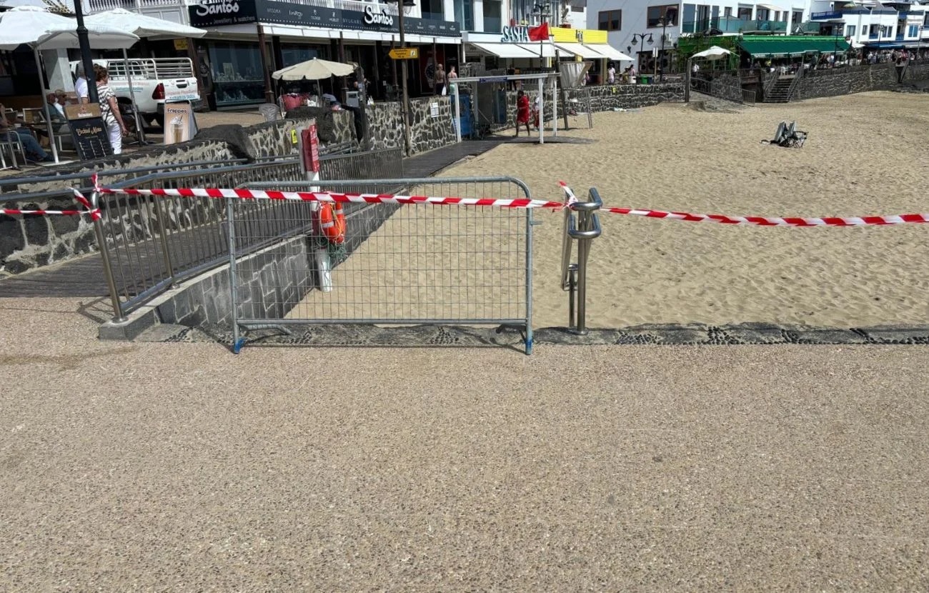 Yaiza activa bandera roja en Playa Blanca tras una avería de aguas residuales